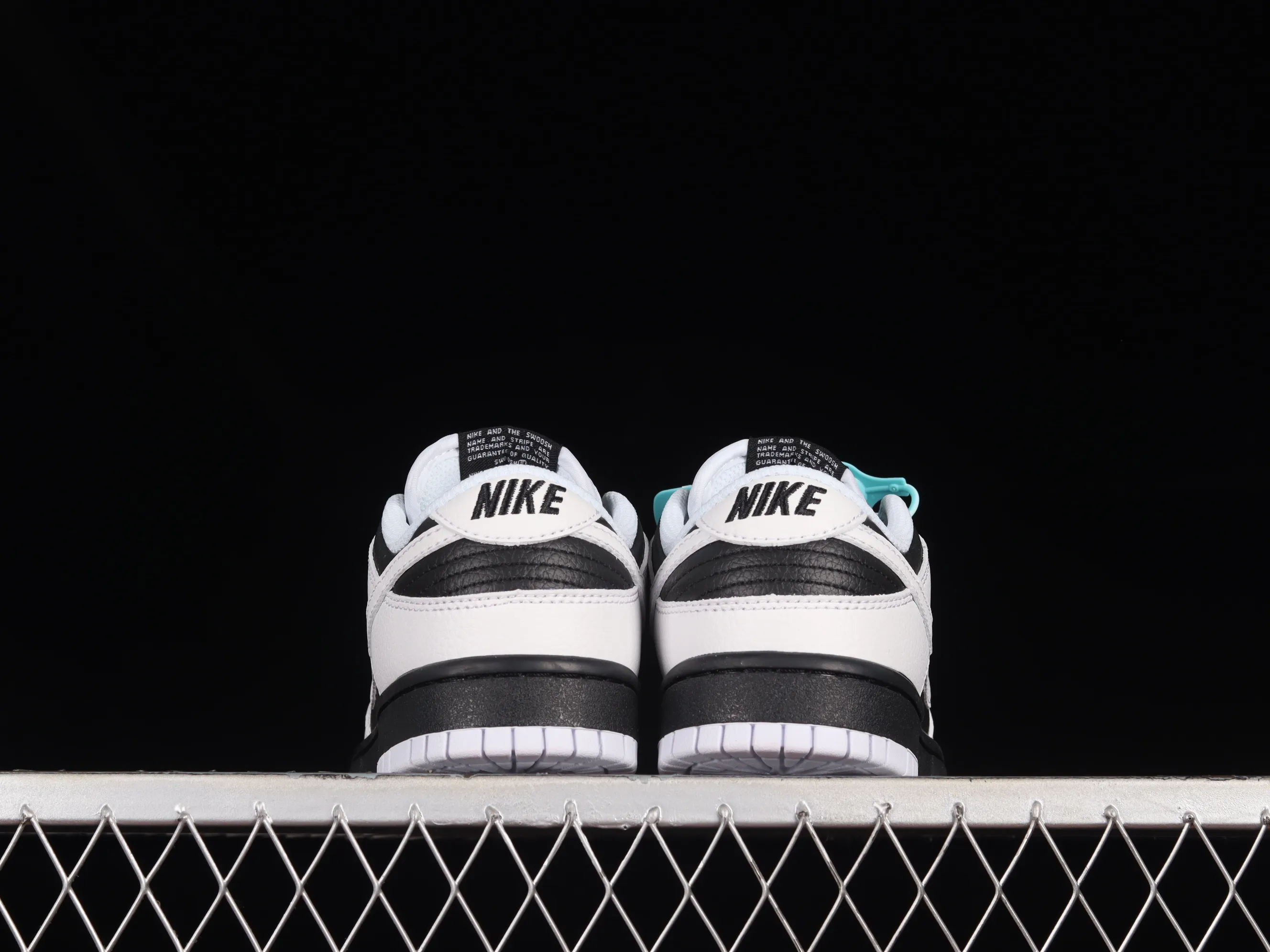 All Categories Nk SB Dunk Series Nk SB Dunk Low Low-top Sneakers F Version Nk Dunk Low "Reverse Panda" White and Black Reverse Panda SB Smashing Backboard Fashion Casual Sneakers FD9064-011